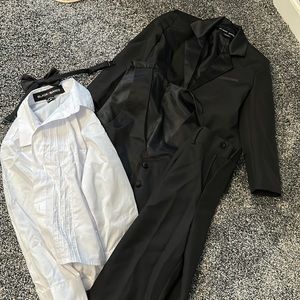 Boys size 5, 5 piece tuxedo set